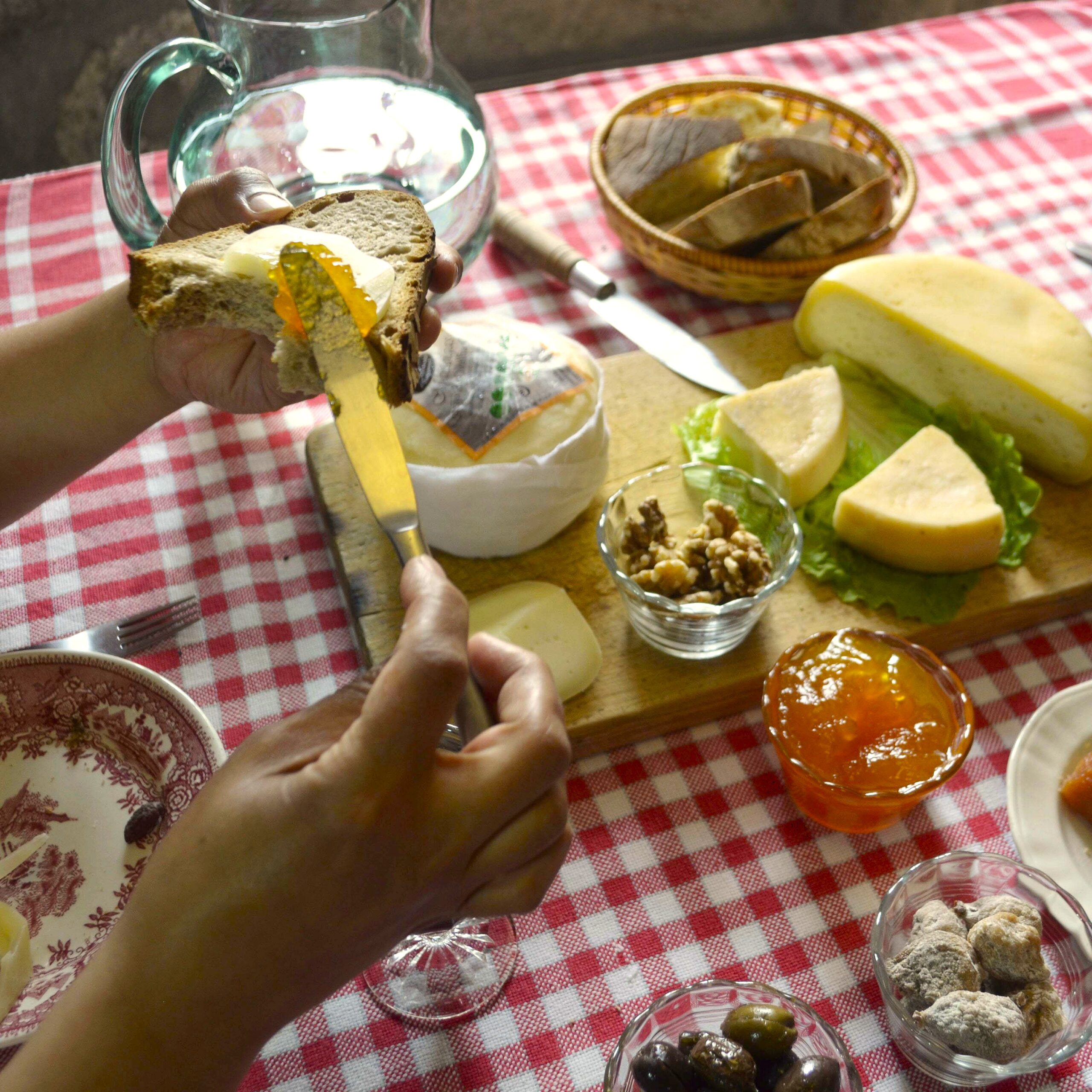 Cheese tasting - bread cheese and compote
